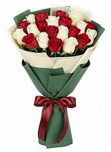 Букет Микс из красных и белых роз в Бирюсинске