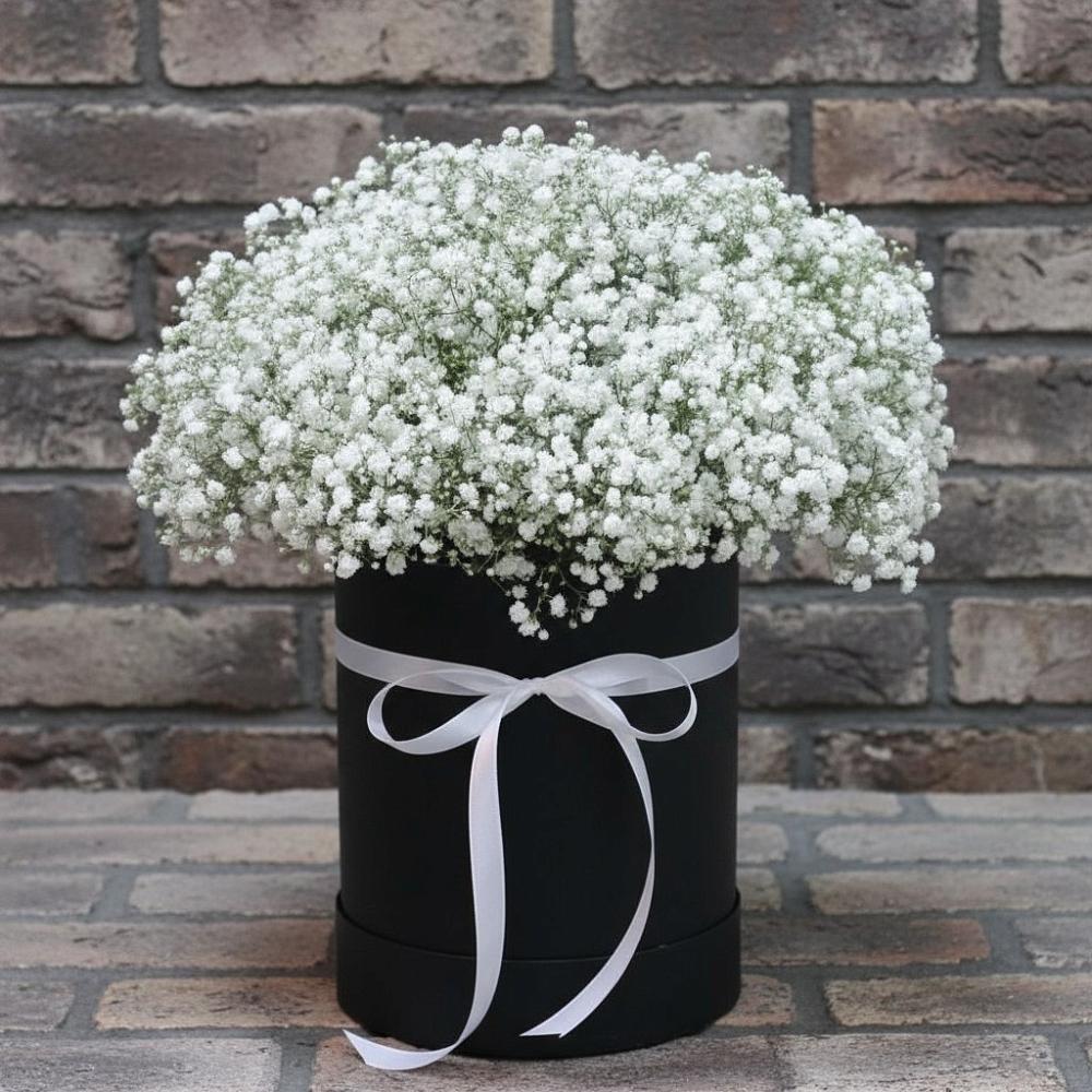 Цветочная композиция из Гипсофила в шляпной коробке в Бирюсинске