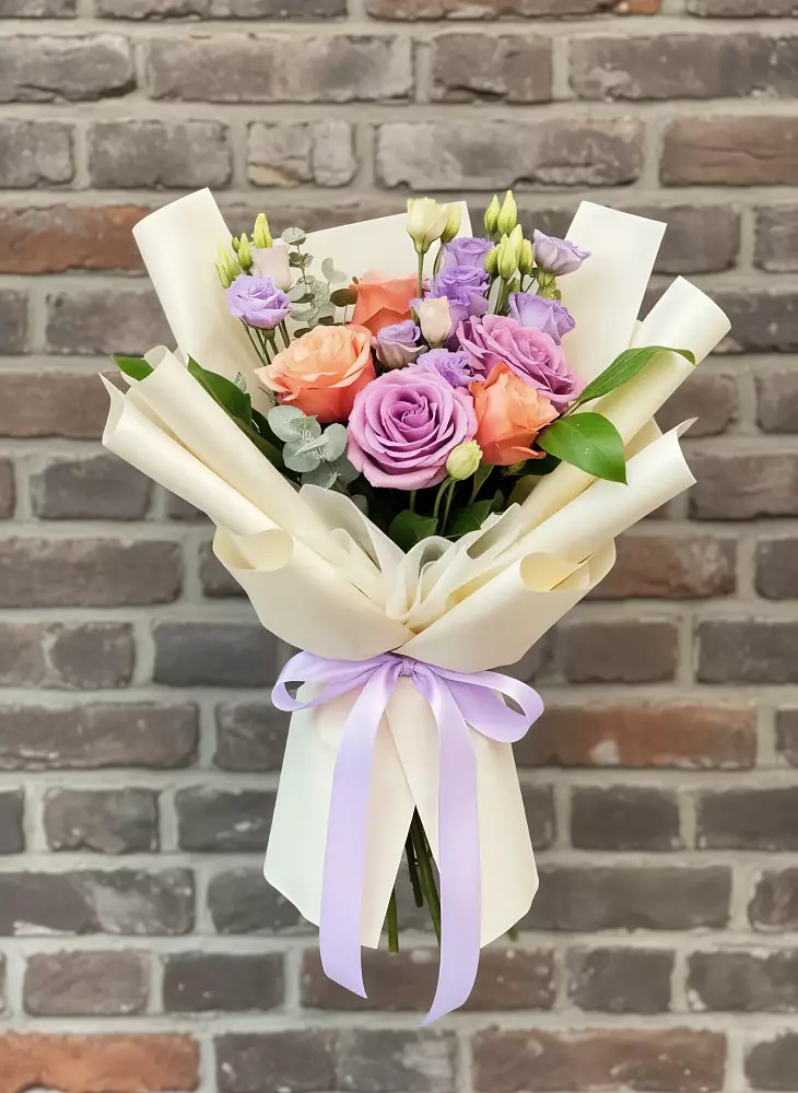 Букет цветов из: Лизиантусы и Розы в Бирюсинске