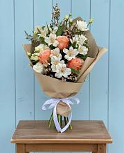 Букет цветов из:  Альстромерии, Лизиантусы, Розы и Хризантемы в Бирюсинске