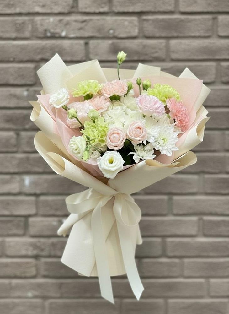 Букет цветов из: Гвоздики, Розы, Лизиантусы и Хризантемы в Бирюсинске