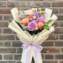 Букет цветов из:  Лизиантусы и Розы в Бирюсинске