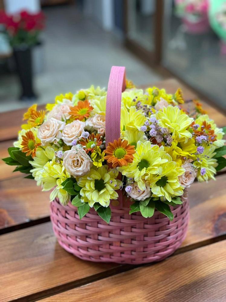 Цветочная композиция из Хризантемы и Розы в корзине в Бирюсинске