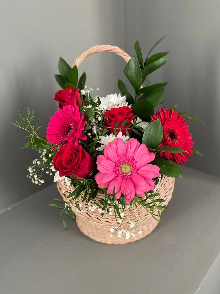Цветочная композиция из Розы, Хризантемы и Герберы в корзине в Бирюсинске