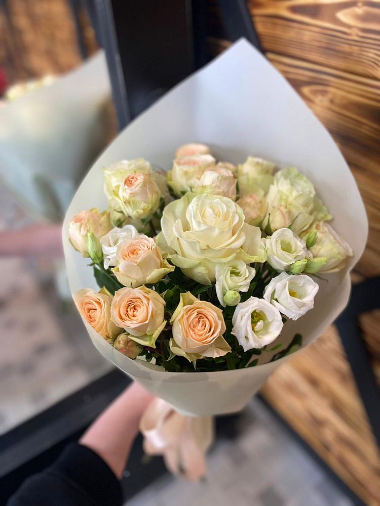 Букет цветов из: Розы и Лизиантусы в Бирюсинске